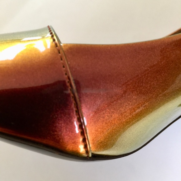 LOUIS VUITTON RUNWAY GOLD/COPPER/GREEN IRIDESCENT PATENT MID-HEEL SANDAL - Picture 12 of 16